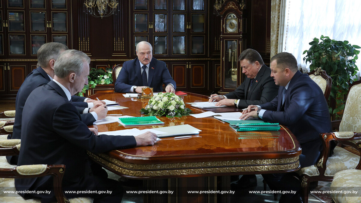 Огромный стол Путина на переговорах