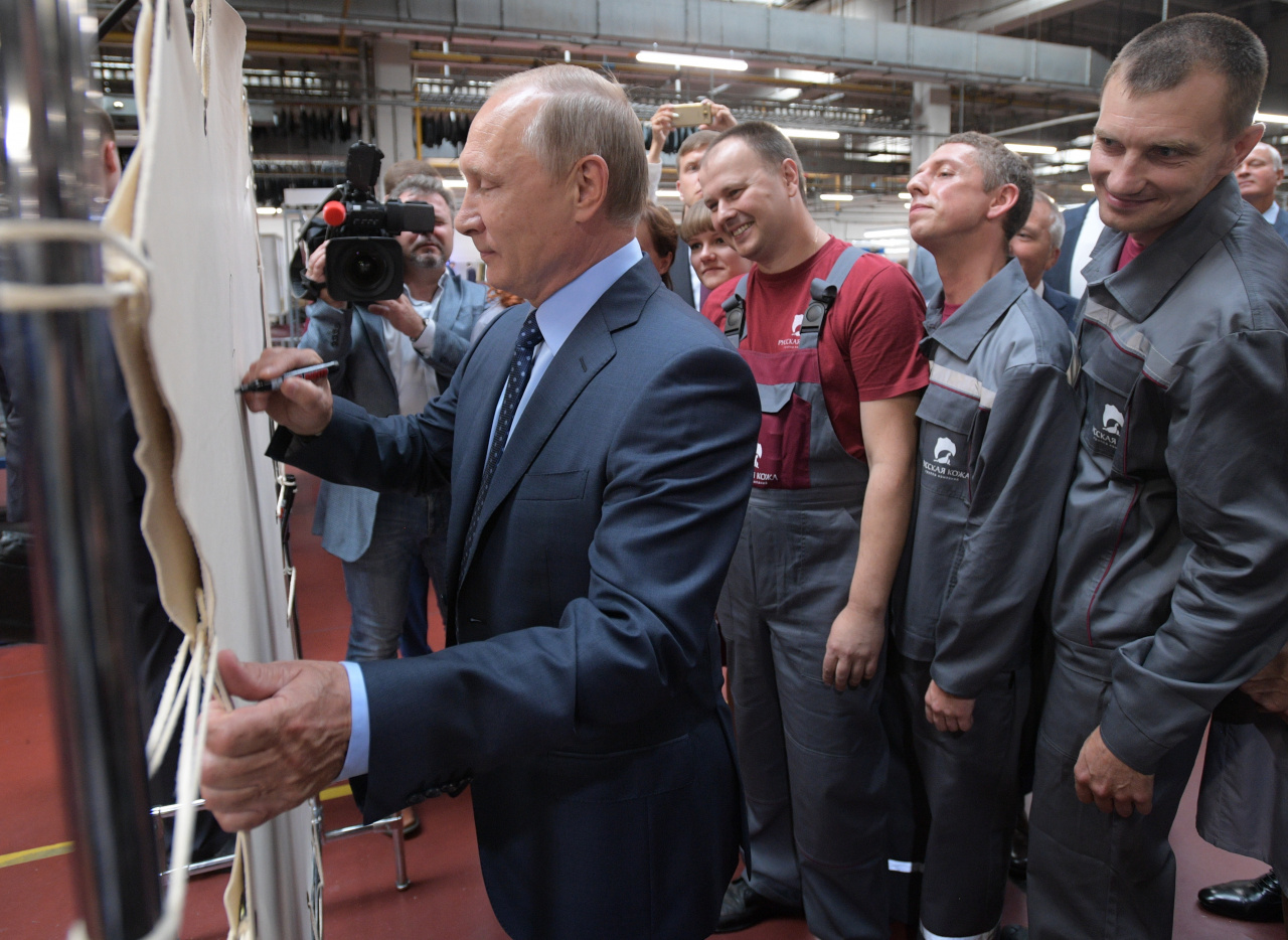 Путин на заводе русская кожа
