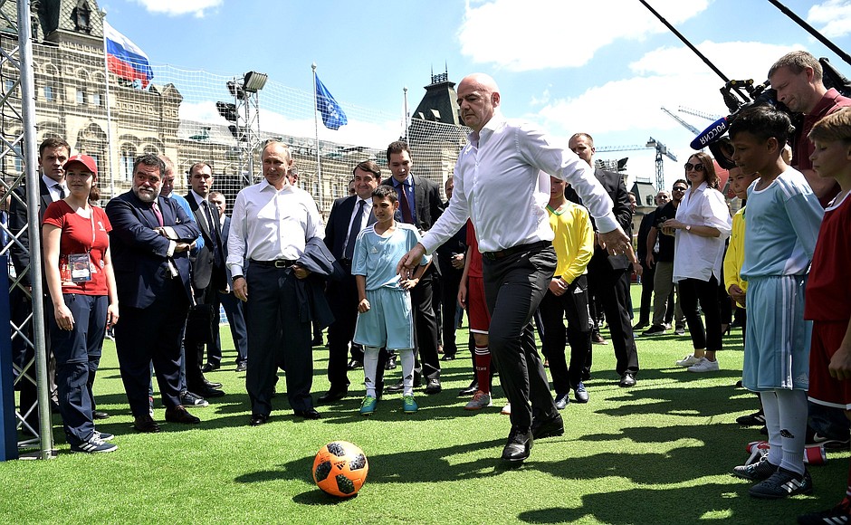 Владимир Путин и глава ФИФА открыли детский турнир на Красной площади