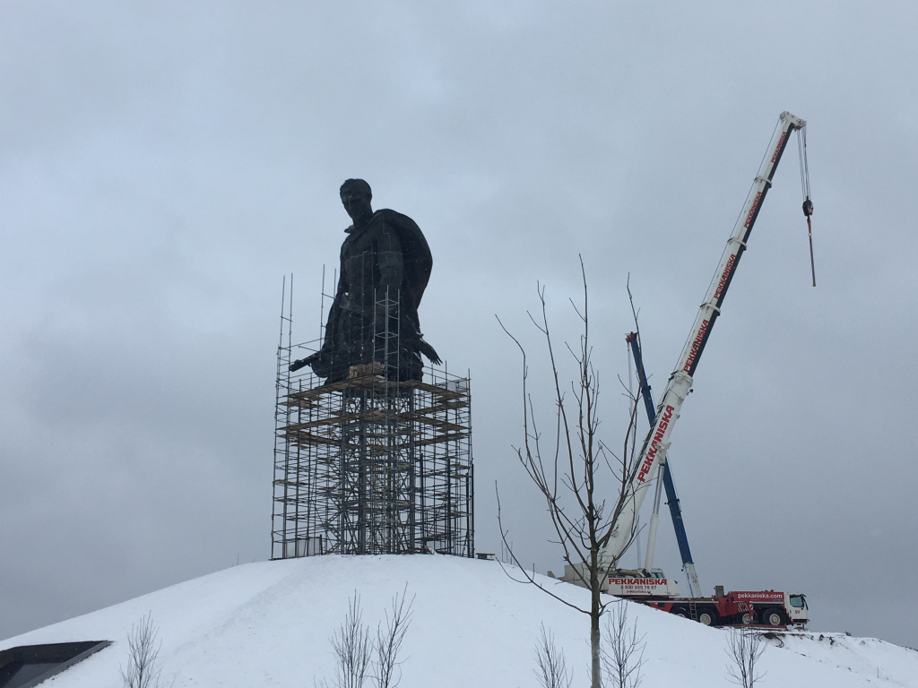 Строители завершили монтаж верхней и средней частей Ржевского мемориала Советскому солдату