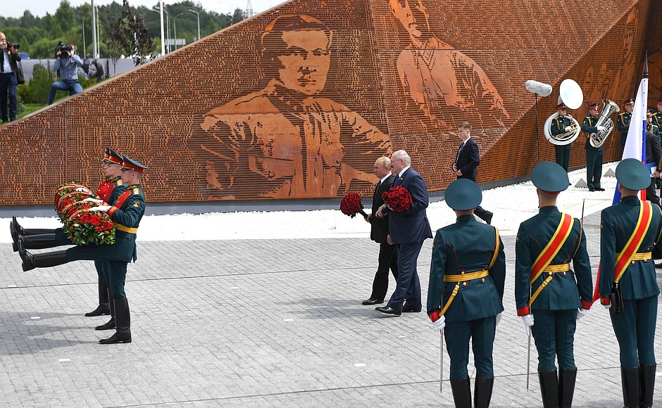Мемориал Советскому солдату подо Ржевом открыт (трансляция)
