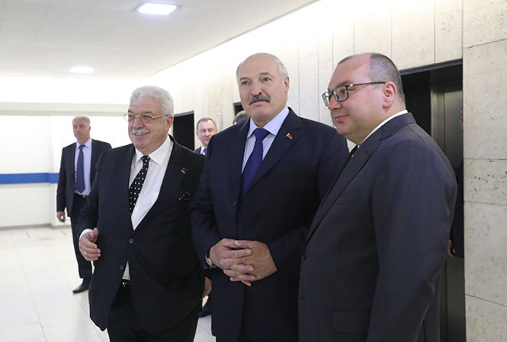 В гости с хлебом и солью: Александр Лукашенко провел встречу с представителями ведущих российских СМИ