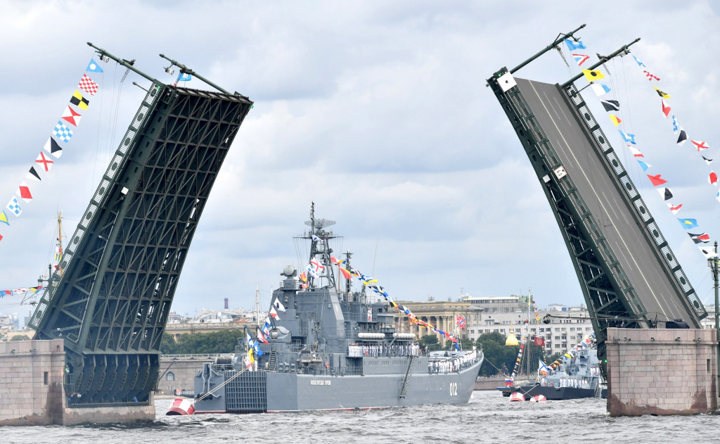 Супертраулер «Механик Сизов» спущен на воду в День ВМФ