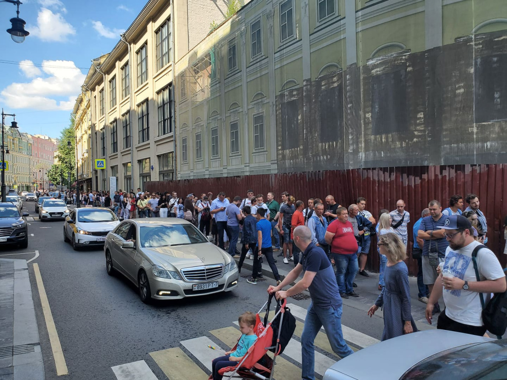 В Москве собралась большая очередь у посольства Беларуси