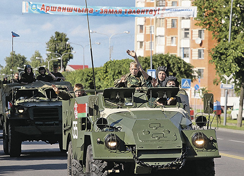 Еду с дедом на броне, чтобы вспомнить о войне