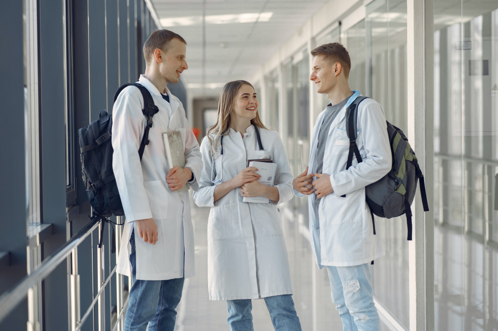 group-of-medical-students-at-the-hallway-3985153.jpg