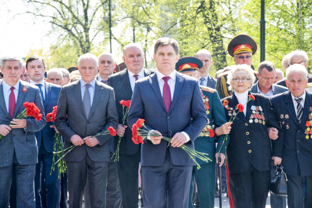 Накануне Дня Победы российские и белорусские ветераны возложили цветы к Вечному огню в Москве
