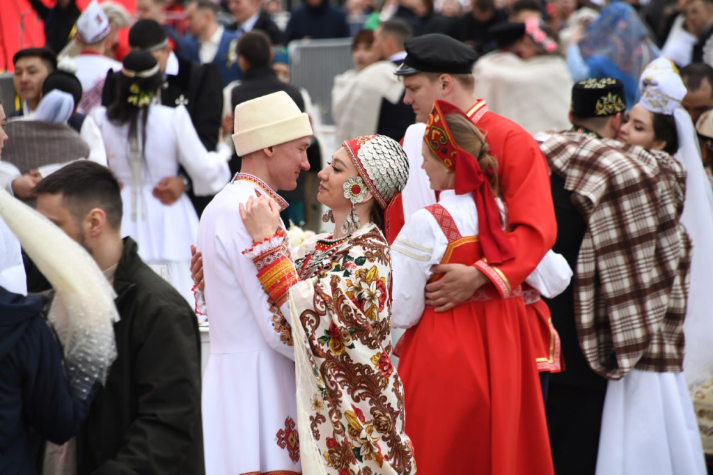 На ВДНХ одновременно вступила в брак 151 пара из разных регионов России