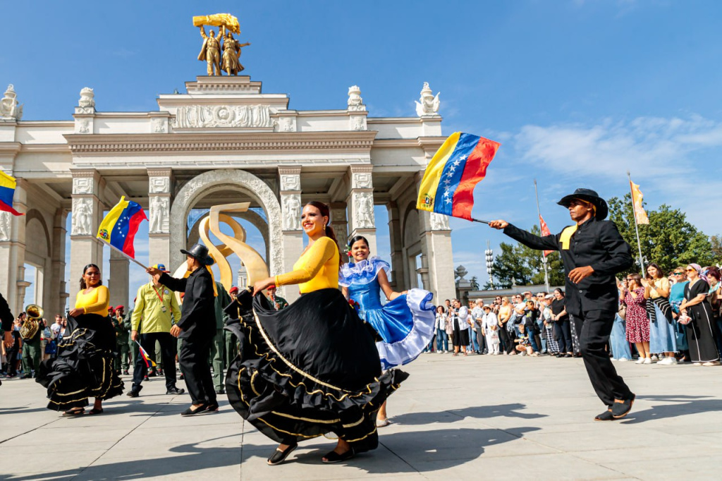 На Красной площади бились саблями, кувыркались на брусчатке и танцевали под «Седую ночь»