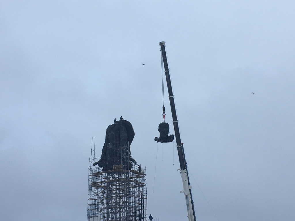 Строители завершили монтаж верхней и средней частей Ржевского мемориала Советскому солдату