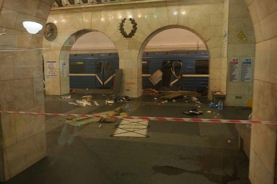 В Санкт-Петербурге произошел взрыв в метро - есть погибшие
