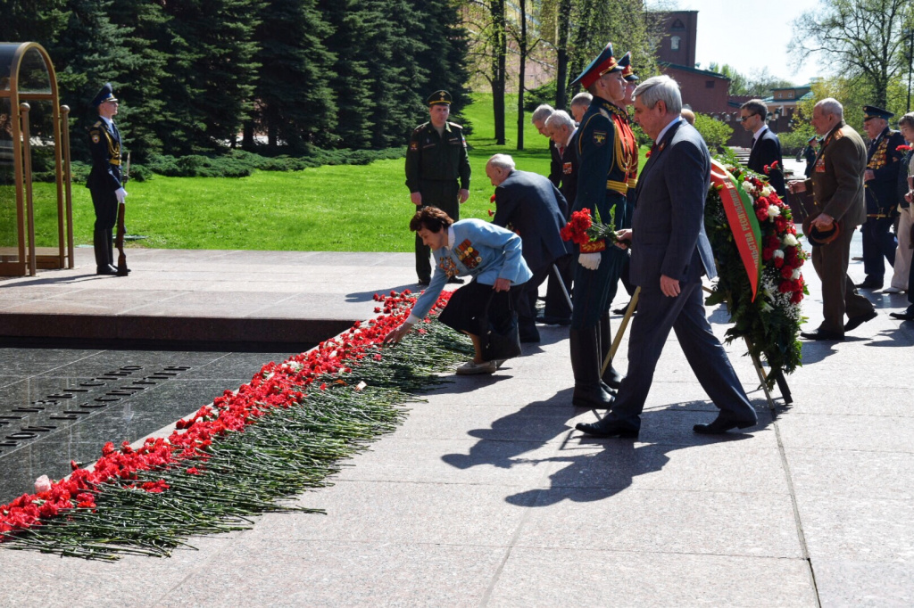 Накануне Дня Победы российские и белорусские ветераны возложили цветы к Вечному огню в Москве