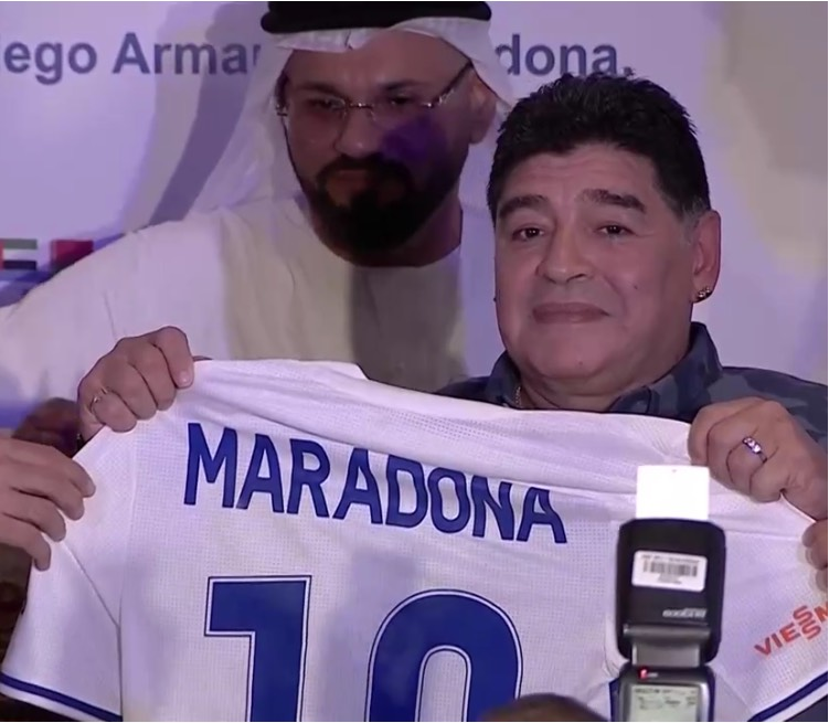 Марадона заплакал, целуя футболку «Динамо»