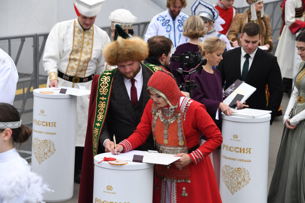 На ВДНХ одновременно вступила в брак 151 пара из разных регионов России