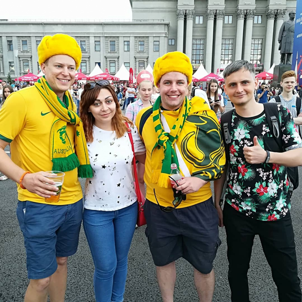 Как самарские белорусы футболистов и болельщиков встречают