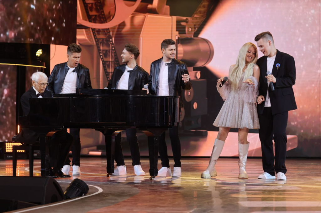 Александр ЗАЦЕПИН: Движение бритвы подсказало мелодию к песне «А нам все равно» Александр ЗАЦЕПИН: Движение бритвы подсказало мелодию к песне «А нам все равно»