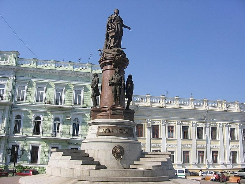 Памятник екатерине снесли. Памятник основательнице Одессы Екатерине II. Памятник Екатерине Великой в Одессе. Памятник Екатерине II В Одессе. Монумент Екатерина Великая Одесса.